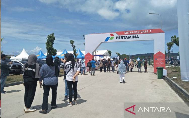 Penonton ajang WSBK Mandalika 2023 saat masuk di pintu utama menuju tribun di Sirkuit Mandalika, Minggu (5/3/2023) (ANTARA/Akhyar)