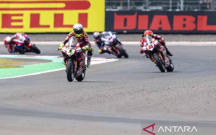 Pebalap Aruba.it Racing-Ducati Alvaro Bautista (kedua kiri) memacu kecepatan saat Race 2 WSBK 2023 di Pertamina Mandalika International Street Circuit di KEK Mandalika, Praya, Lombok Tengah, NTB, Minggu (5/3/2023). Alvaro Bautista berhasil menjuarai Race 2 WSBK Indonesia disusul pebalap Pata Yamaha Prometeon WorldSBK Toprak Razgatlioglu. ANTARA FOTO/M Agung Rajasa/tom.