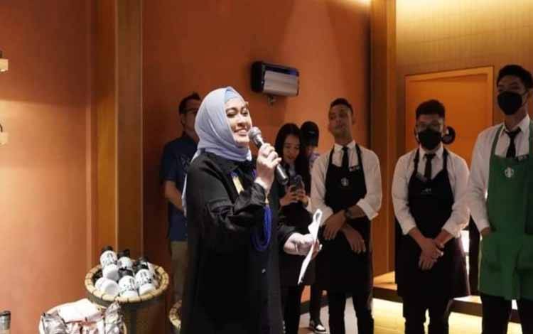 Wakil Wali Kota Palangka Raya, Umi Mastikah saat meresmikan pembukaan bisnis kopi beberapa waktu lalu. (FOTO: HUMAS)