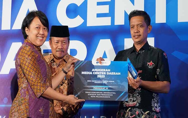 MC Isen Mulang Palangka Raya Juara 3 Nasional Kategori Informasi dan Berita Daerah