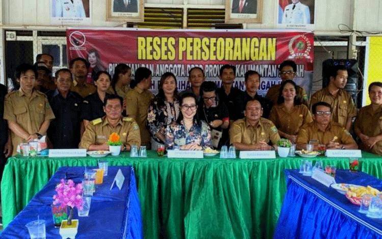Anggota DPRD Kalteng, Ina Prayawati (dua dari kiri duduk didepan) ketika melaksanakan reses dan menyerap aspirasi masyarakat di wilayah Dapil Kalteng IV. (FOTO: DOK RESES INA PRAYAWATI)
