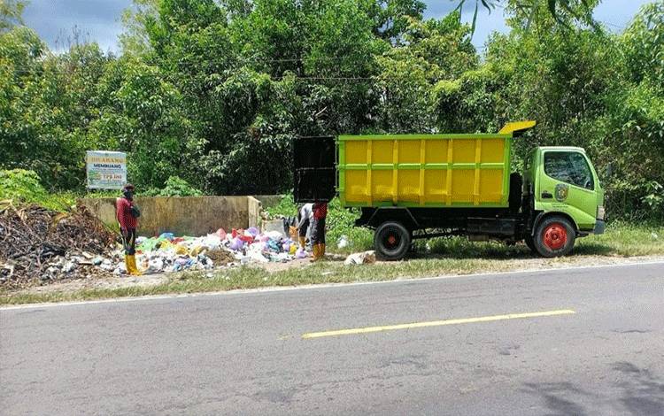 Proses pengangkutan sampah oleh petugas kebersihan Dinas Lingkungan Hidup Palangka Raya. (FOTO: HENDRI)