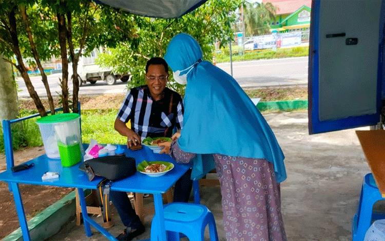 Ketua DPRD Palangka Raya Sigit K Yunianto saat makan di warung PKL. (FOTO: SIGIT untuk BN)?