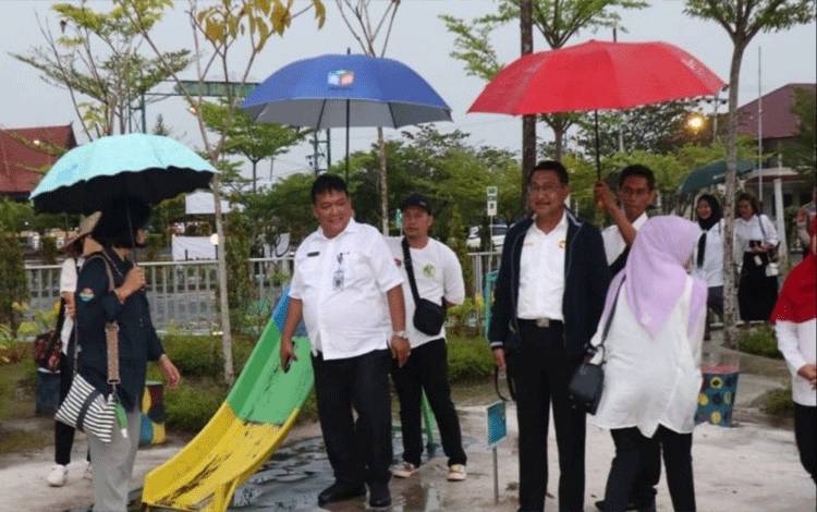 Tim Gugus Tugas Kota Layak Anak meninjau Taman Nyahu Papan Taliwu di Jalan Seth Adji. (FOTO: HUMAS)?