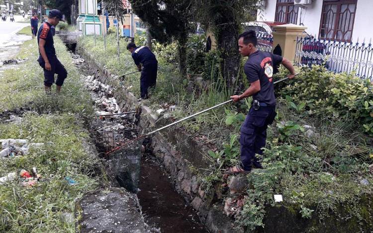 DPKP Bersihkan Drainase di Dua Titik di Palangka Raya