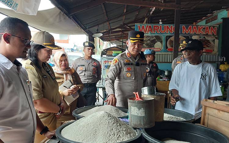 Kapolres Kapuas AKBP Qori Wicaksono saat meninjau ketersediaan dan harga sembako di pasar Blok R, Senin, 6 Maret 2023. (FOTO: DODI)