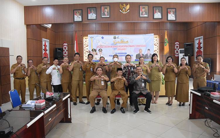 Wabup Kapuas HM Nafiah Ibnor bersama para kepala OPD seusai sosialiasi Aplikasi Srikandi, bertempat di Aula Bappeda Kapuas, Senin, 6 Maret 2023. (FOTO: IST)