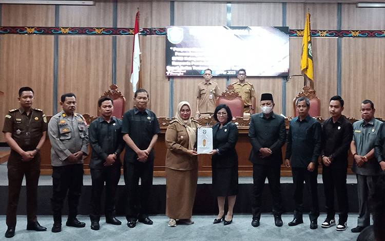 Pemkab Kotim Sampaikan 2 Buah Raperda