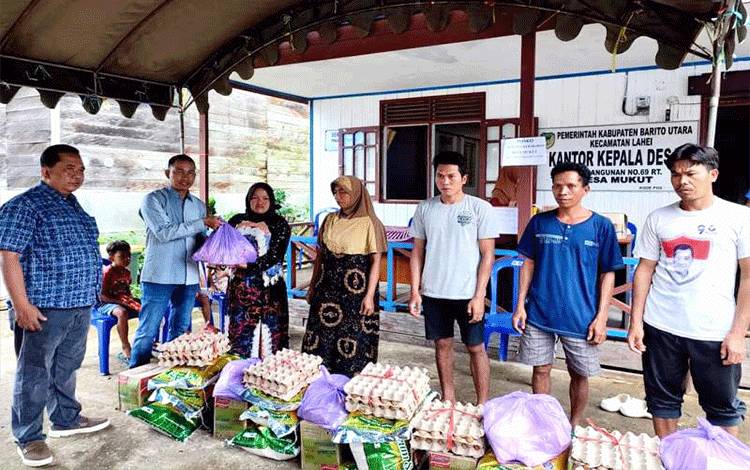 Waket II DPRD Kalteng dan Anggota DPRD Barut Bantu Korban Kebakaran Desa Mukut