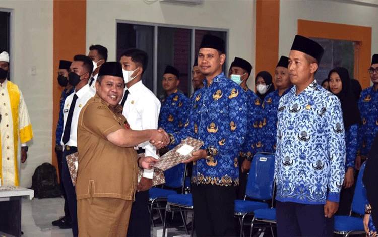 Ratusan Pegawai Pemkab Kobar Terima SK Pengangkatan CPNS dan Kenaikan Pangkat