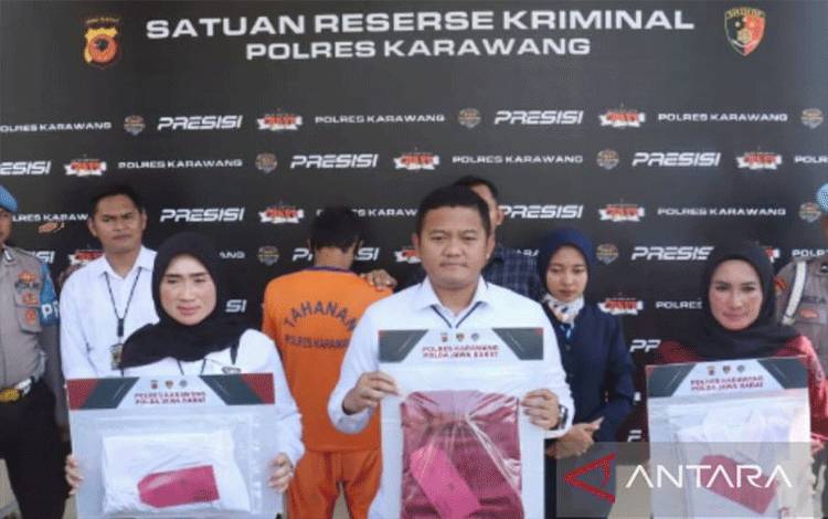 Kasatreskrim Polres Karawang, AKP Arief Bastomy (tengah) menunjukkan barang bukti kasus tindakan asusila yang dilakukan seorang office boy di sekolah dasar, di Mapolres Karawang. ANTARA/Ali Khumaini.