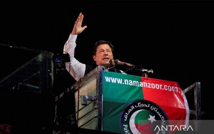 Arsip - Perdana Menteri Pakistan yang digulingkan Imran Khan memberi isyarat saat dia berbicara kepada para pendukungnya dalam rapat umum di Lahore, Pakistan, 21 April 2022. (ANTARA/REUTERS/Mohsin Raza/as)