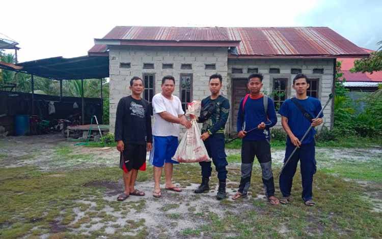 Tim Animal Rescue Damkar Sektor Hanau Tangkap Ular Piton di Kandang Ayam Warga