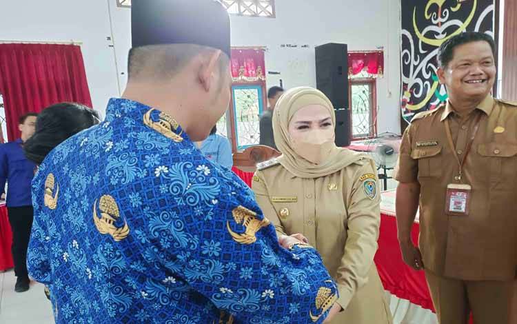 Wakil Bupati Seruyan Serahkan SK Pengangkatan PNS