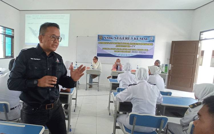 Direktur PT. Pelayaran Lingga Marintama, Erry Akbar Panggabean saat menyampaikan pembekalan pada siswa kelas 11 SMK Negeri 3 Kumai, Kabupaten Kobar sebelum siswa mengikuti Praktik Kerja Industri (Prakerin) angkatan IV , Nautika Kapal Niaga (NKN) dan Tata Busana (TB) Tahun Pelajaran 2022/2023, Selasa, 7 Maret 2023.