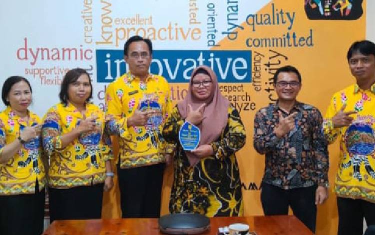 Sekdistransnakerkop UKM Adenuan Alfred Segah didampingi beberapa kabid bersama Kepala BPVP Samarinda Tuty Haryanti dan Kasubag Umum BLK Samarinda Kukuh Eko Suhartanto. (FOTO: IST)
