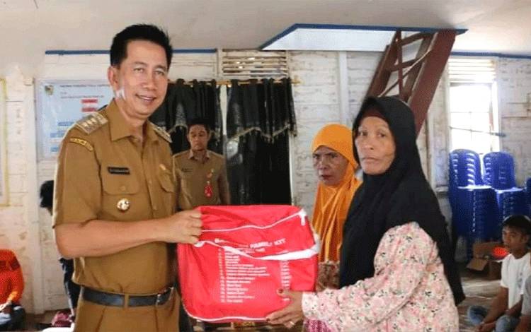 Pemkab Barito Utara Serahkan Bantuan untuk Korban Kebakaran Desa Mukut