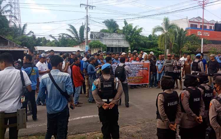 Ratusan Sopir Galian C Menuntut Nasibnya di Depan Gedung DPRD Kotim