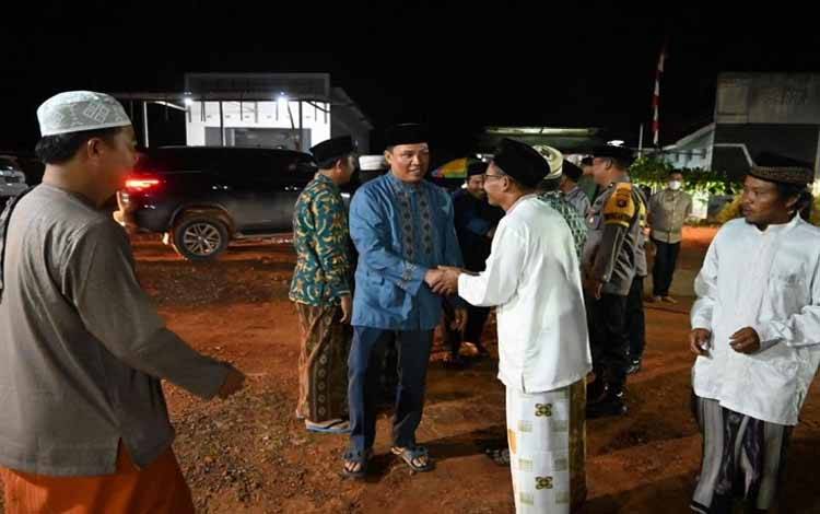 Bupati Lamandau Hendra Lesmana menyalami sejumlah tokoh masyarakat saat menghadiri pengajian di Masjid Nurul Hikmah Desa Perigi Raya. (FOTO : HENDI NURFALAH)