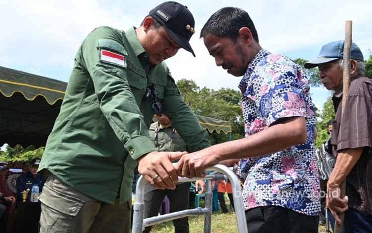 Bupati Lamandau Salurkan Bantuan Bagi Penyandang Disabilitas