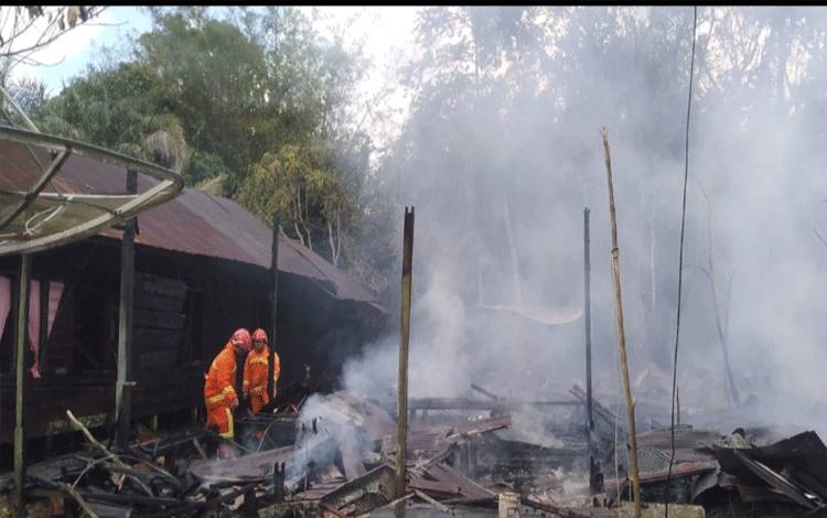 Petugas pemadam kebakaran saat melakukan pemadaman di lokasi kebakaran di Jalan Pelangsian 1, Kabupaten Kotim (FOTO: IST)