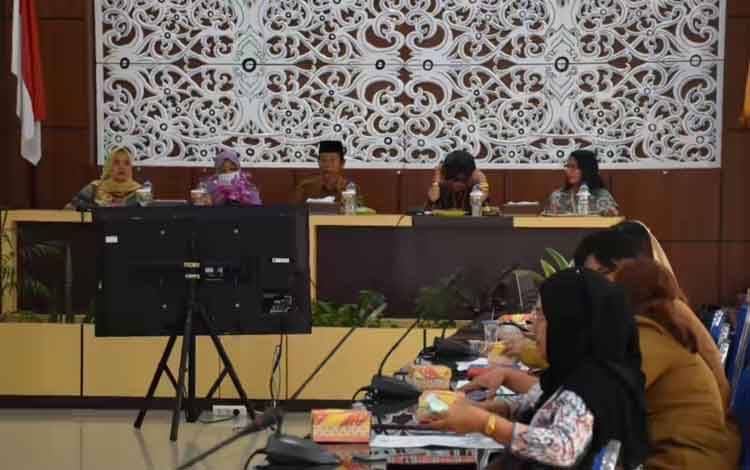 Wabup Kapuas, HM Nafiah Ibnor saat hadiri kegiatan edukasi pangan lokal dari IGC, bertempat di aula Bappelitbangda Kapuas. (FOTO: IST)