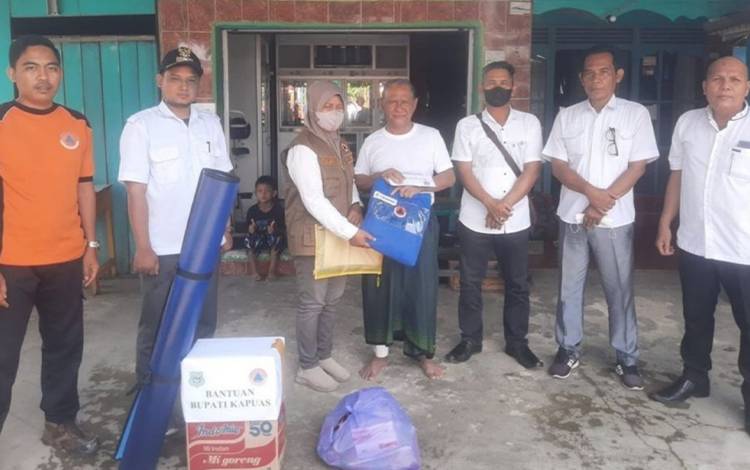 BPBD Kapuas Salurkan Bantuan untuk Warga Terdampak Angin Puting Beliung