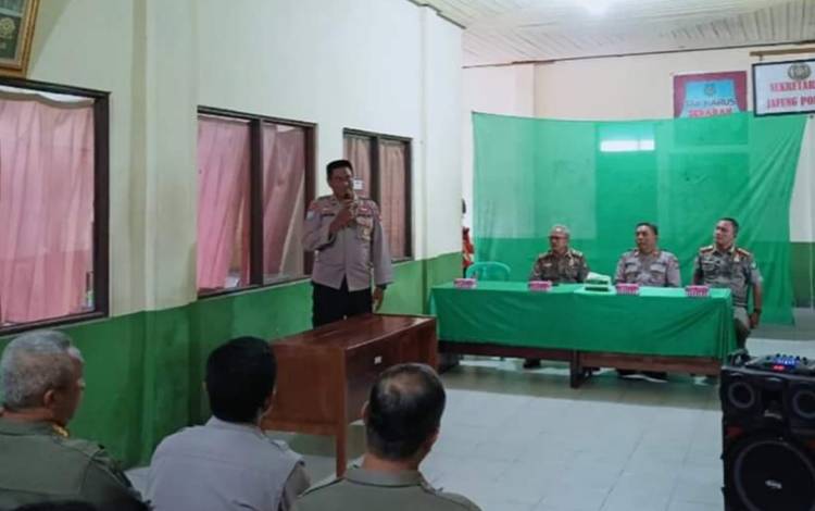 Anggota Satpol PP dan Damkar Kapuas saat menerima arahan dari Anggota Polda Kalteng. (FOTO: IST)