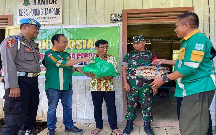 TNI Polri Dampingi Penyaluran Bantuan Sembako untuk Warga Desa Hurung Tampang dan Desa Katanjung