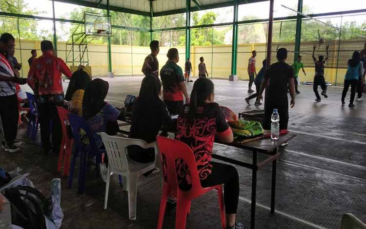 Para wasit menjalani praktek di GOR Thamrin Palangka Raya