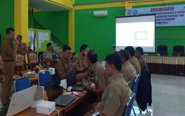 Disdik Kabupaten Lamandau menggelar Bimtek bagi operator data pokok pendidikan. (FOTO : HENDI NURFALAH)