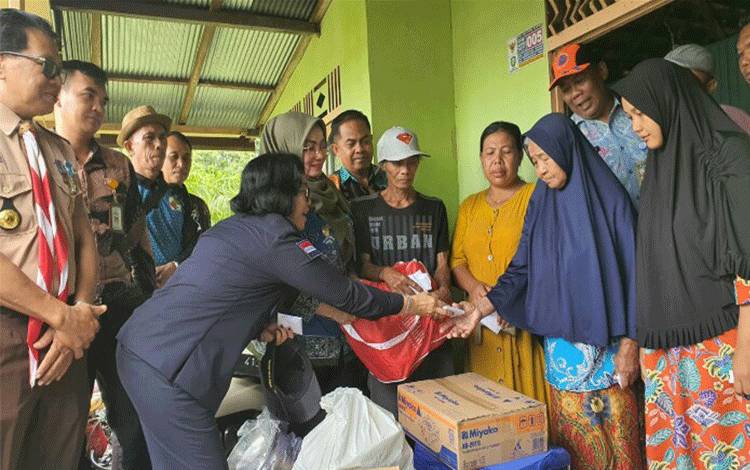 Pemkab Kotim Serahkan Bantuan untuk Korban Kebakaran di Desa Bengkuang Makmur