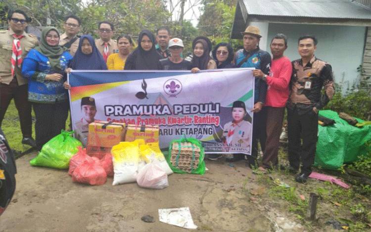Gerakan Pramuka Kecamatan MB Ketapang Serahkan Sembako untuk Korban Kebakaran