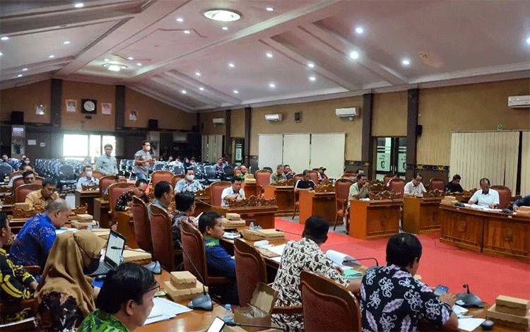 Rapat dengar pendapat (RDP) tentang perizinan minimarket menyalahi aturan, Kamis, 9 Maret 2023. (FOTO: DEWIP)?
