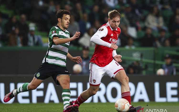 Pemain Sporting Lisbon Pedro Goncalves (kiri) mencoba merebut bola dari kaki gelandang Arsenal Emile Smith Rowe dalam pertandingan leg pertama babak 16 besar Liga Europa di Stadion Jose Alvalade pada 10 Maret 2023. ANTARA/AFP/FILIPE AMORIM