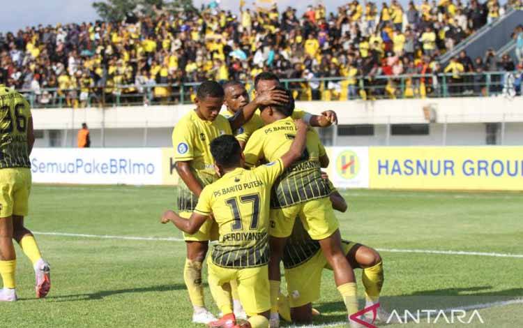 Para pemain Barito Putera saat merayakan kemenangan saat melawan Persebaya Surabaya dengan skor 2-1 di Stadion Demang Lehman Martapura, Kabupaten Banjar, Kalsel, Kamis (9/3/2023). (ANTARA/Bayu Pratama)