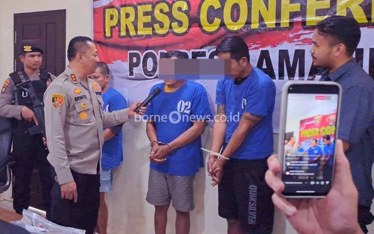 Kapolres Lamandau AKBP Bronto Budiyono bertanya terkait modus operandi kepada salah satu tersangka. (FOTO : HENDI NURFALAH)