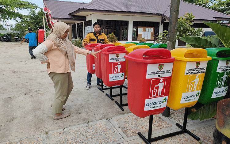 Lurah Panarung Evi Kahayanti, saat mengecek kondisi bak sampah 3R, Jumat, 10 Maret 2023. (FOTO : PATHUR)