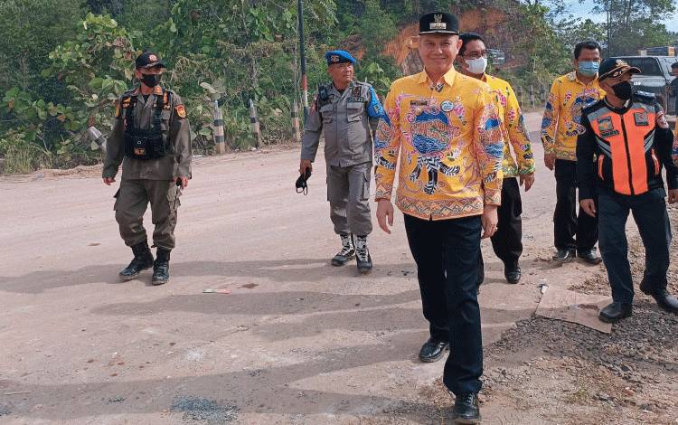 Tanggapan Bupati Gunung Mas Soal Keluhan Masyarakat Terkait Jalan Kuala Kurun-Palangka Raya