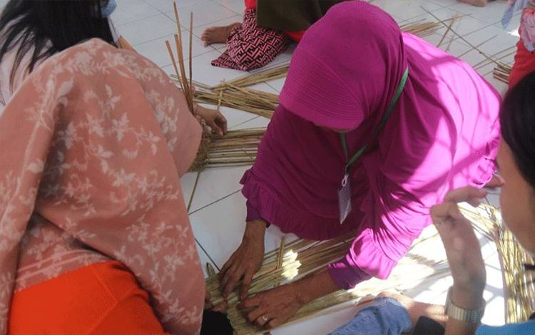 Rumah Pintar Askari Kapuas Ajak WBP Perempuan Rutan Kapuas Menganyam Purun?