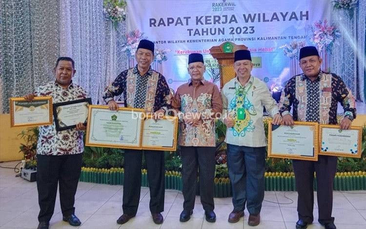 Kemenag Kapuas Terima 6 Penghargaan Kakanwil Kemenag Kalteng