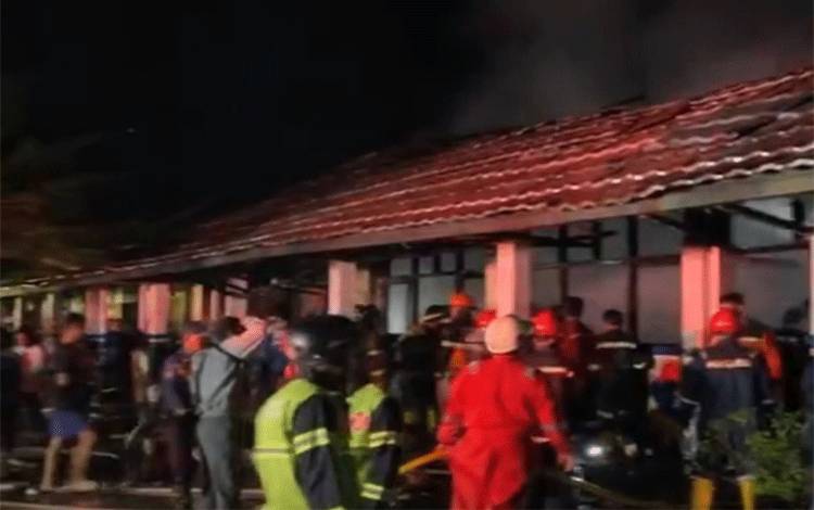 Tim pemadam kebakaran berhasil memadamkan api yang membakar dua kelas di SMAN 5 Palangka Raya, Jumat malam ini, 10 Maret 2023. (FOTO: TESTI PRISCILLA)