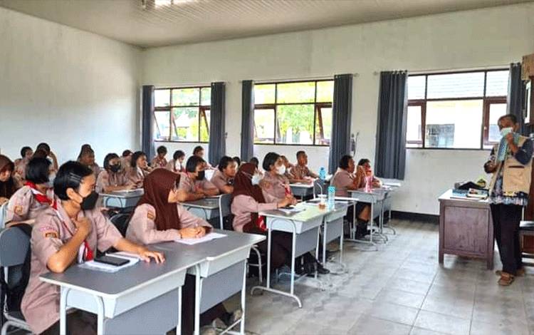 Guru di Palangka Raya Manfaatkan Foto dan Catatan PBM untuk Menyusun Esai