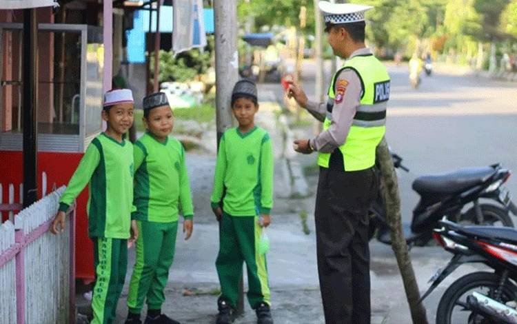 Tumbuhkan Disiplin Berlalu Lintas Sejak Dini, Satlantas Polres Kapuas Edukasi Pelajar SD