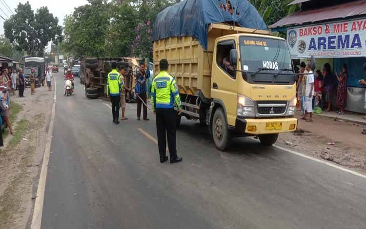 Anggota Satuan Lalu Lintas Polresta Palangka Raya saat melakukan evakuasi mobil tabrakan beruntun (FOTO : SATLANTAS POLRESTA PALANGKA RAYA)