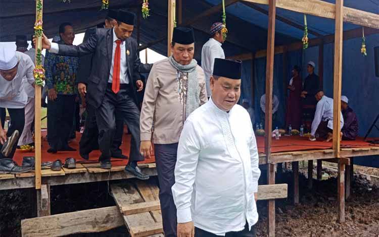 Bupati Kotim Melakukan Pendirian Tiang Pertama Pembangunan Pondok Pesantren Darul Hijrah 5 di Desa Lampuyang