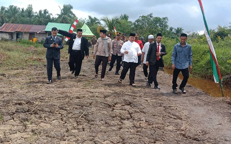 Bupati Kotim akan Perbaiki Jalan Menuju Pondok Pesantren Darul Hijrah 5
