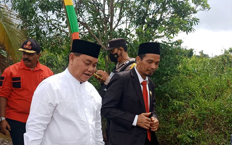 Bupati Minta Distan Kotim Bantu Peralatan Pertanian Pondok Pesantren Darul Hijrah 5
