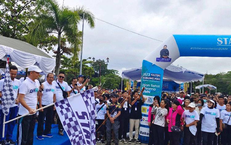 Bupati Gunung Mas Lepas Acara Jalan Sehat BUMN