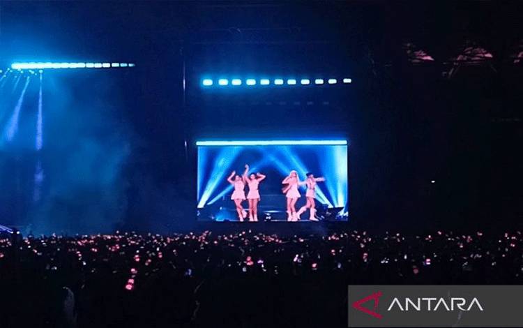 Tali Baju Copot saat Konser di GBK, Rose BLACKPINK Tetap Lanjut Bernyanyi